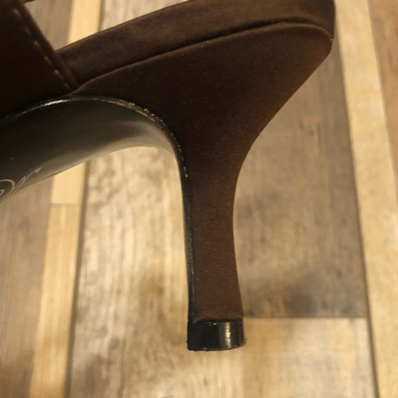 EUC!  Fashion Low Heel w/ brown stone detail. - Picture 6 of 13